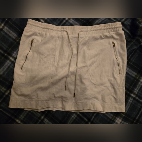 Nicole Miller Pants - 🌞Nicole Miller White Skort with Gold Accents